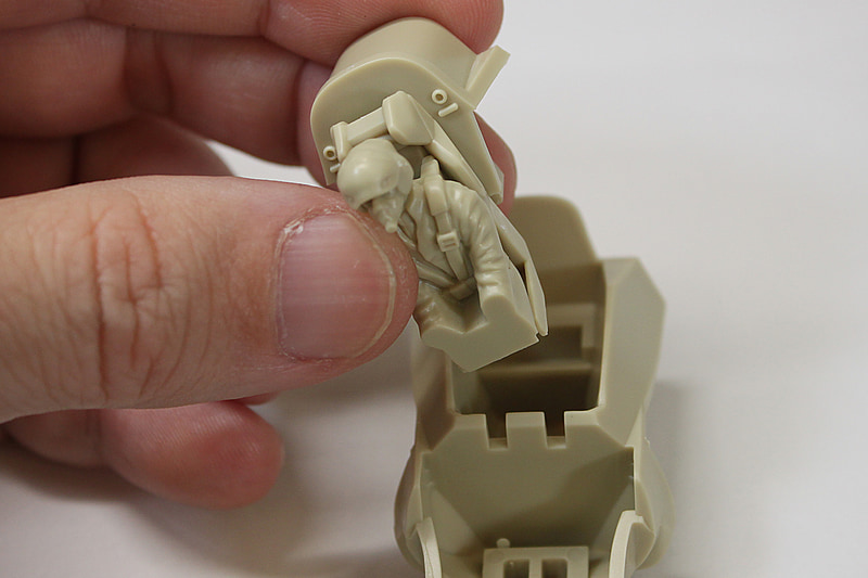 コクピットのパーツにパイロットを配置。