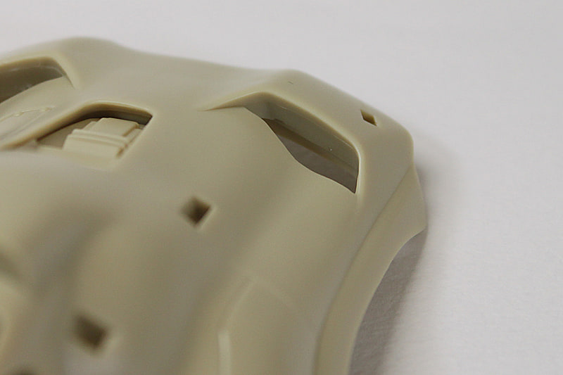 上部後面も同様に、ディテールの板を裏側からはめ込んでいきます。