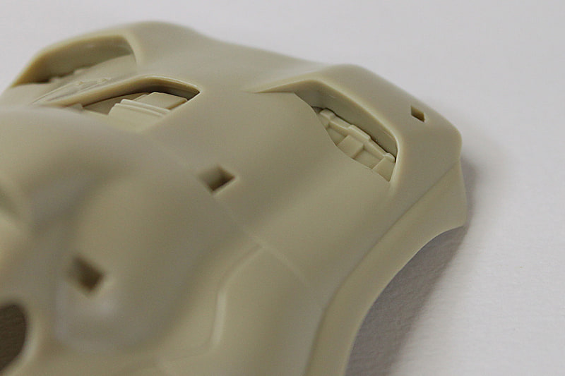 上部後面も同様に、ディテールの板を裏側からはめ込んでいきます。