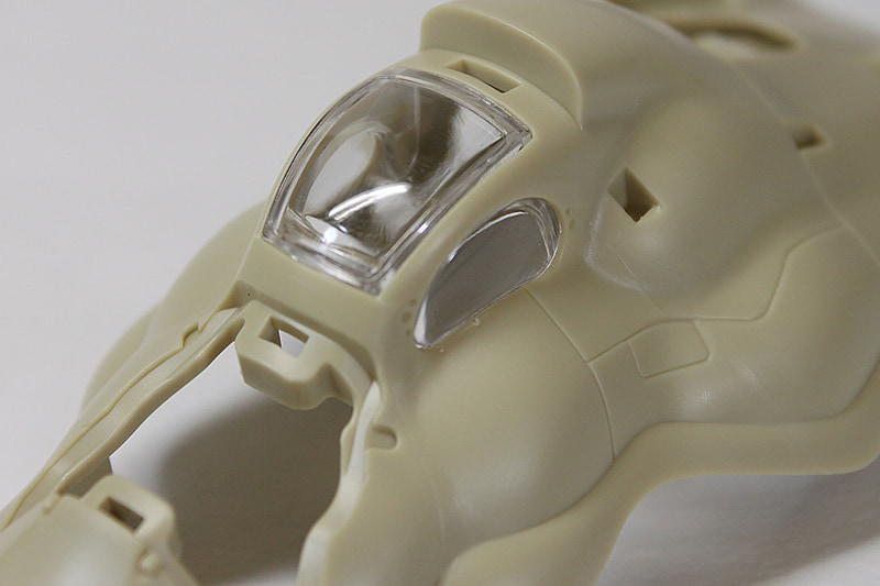 キャノピーを取り付けたところ。コクピット周りはホントに気分盛り上がるぅ～！