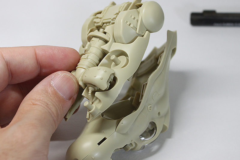 続いて底面をカポッと。ここは結構力が必要でした。怖い場合は、底面についているカバーパーツなどをいったん外して力をかけてもいいかもしれません