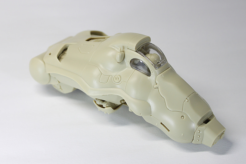 ボディがほぼ完成した状態。上面は曲面主体で構成され、裏返すとみっちりとメカが入っている。作ってよかったぁ～と思う瞬間です