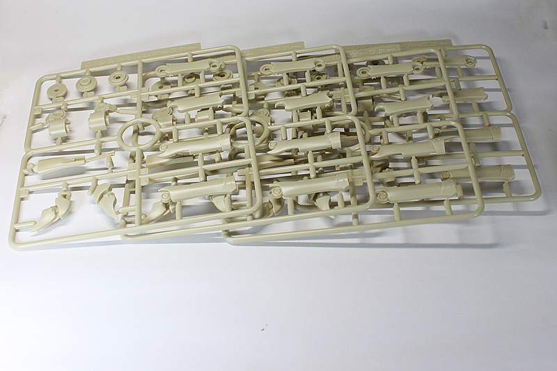 脚を形作る4枚のDランナー。面倒くさく思えるかもしれませんが、流れ作業でやってしまえば、1つの行程が4倍になるので、逆に楽です。