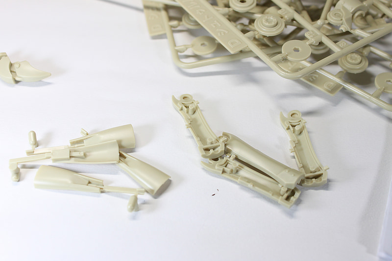 こうして同じ形のパーツを切り出してしまい、組んでいきます。