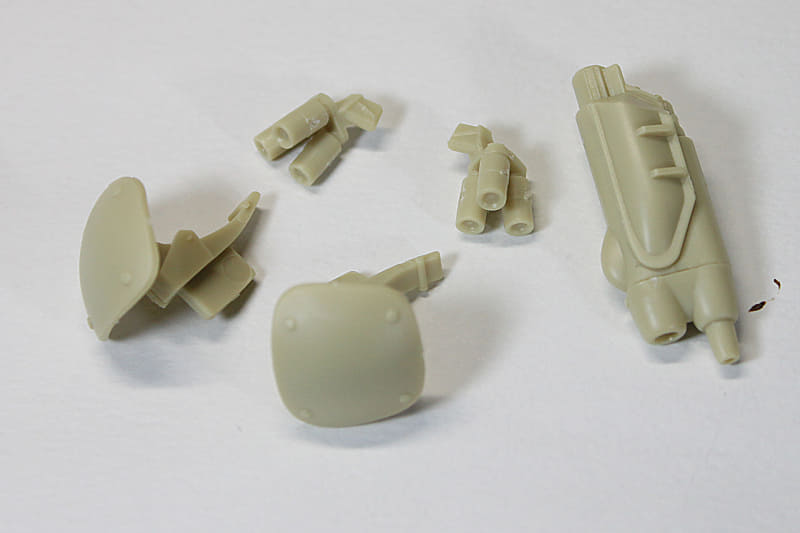 機体上面左に付く武装やスモークディスチャージャー、前面のバンパー的なカバーなど、細かいアクセサリを組み上げます