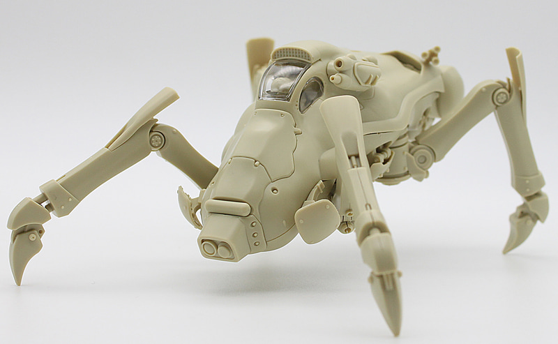 ちょっと視点を下げてみると、下面のメカが見え始めて、また別の印象になりますね