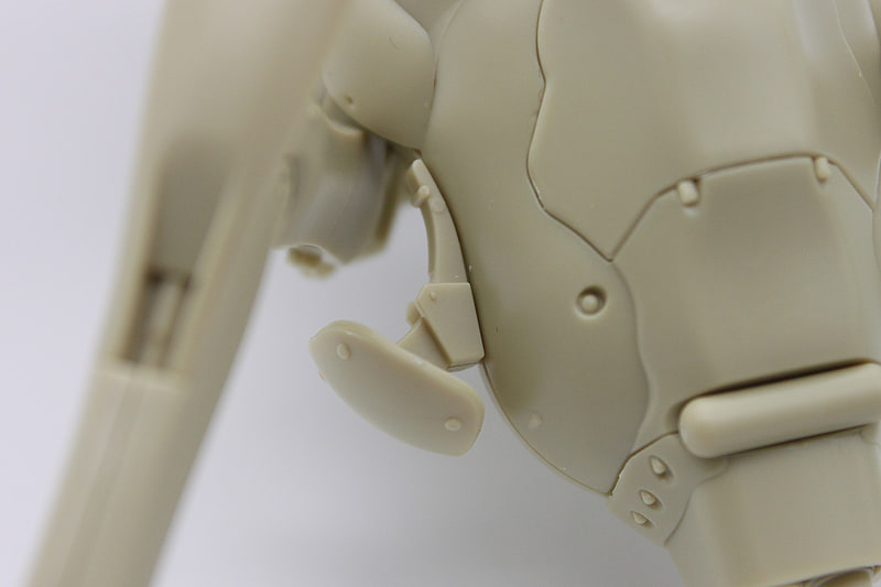 先端脇の、バンパーっぽいアーマー部分。こちらもリベットのモールドが細かく造形されています