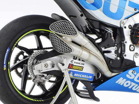スズキ創立100周年にMotoGPチャンピオンに輝いたマシンをプラモデルに