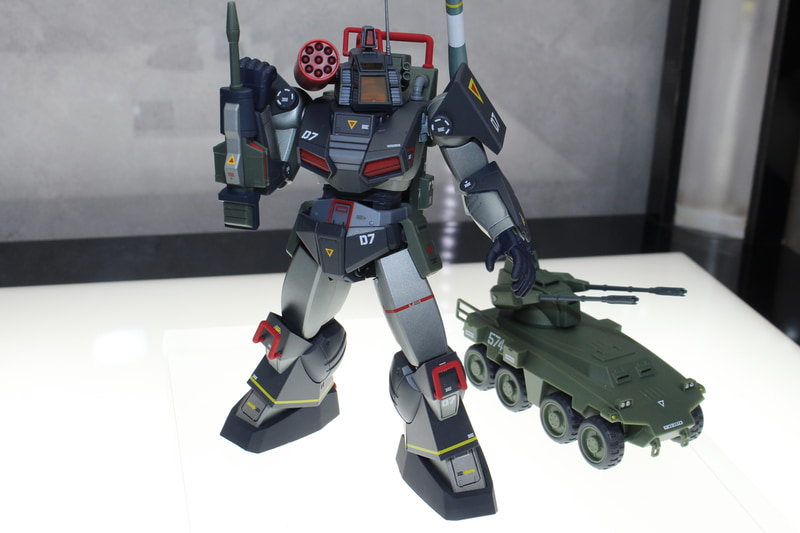 一般発売版のグレーだった部分をシルバーへと変更。ロボットらしい印象が強まった