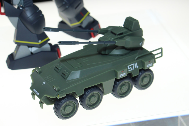 クリアパーツを使用したコクピット。クリンのフィギュアも付属する