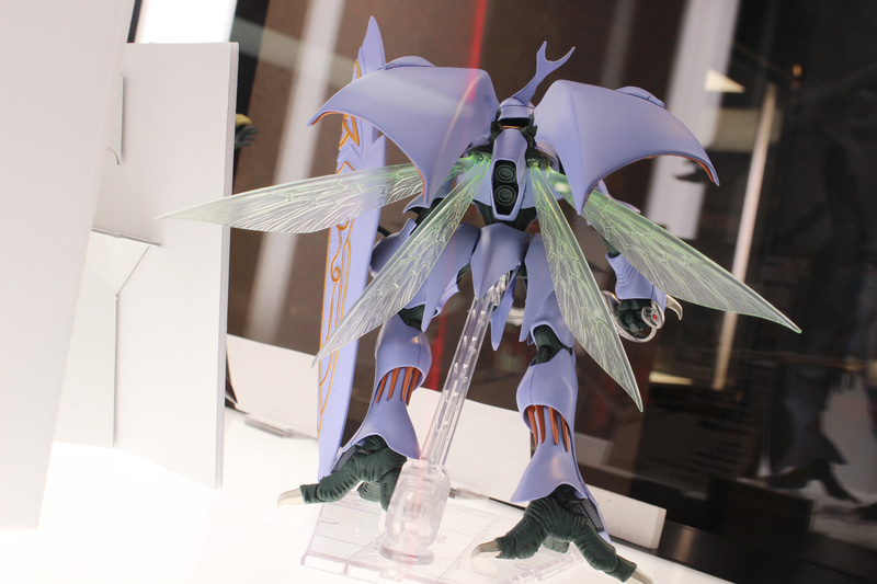 オーラコンバーターと翅を開いたバックショット。盾の造形も見える