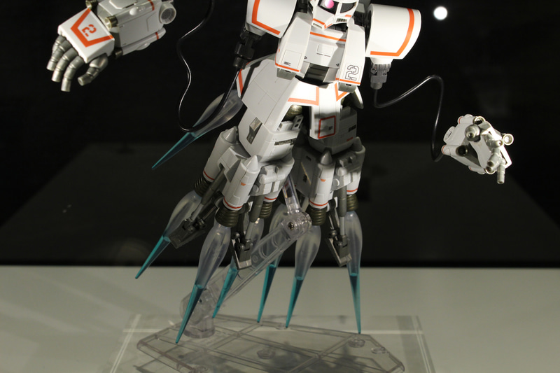 この機体で最も特徴的な下半身は、各所に可動ギミックを設けている