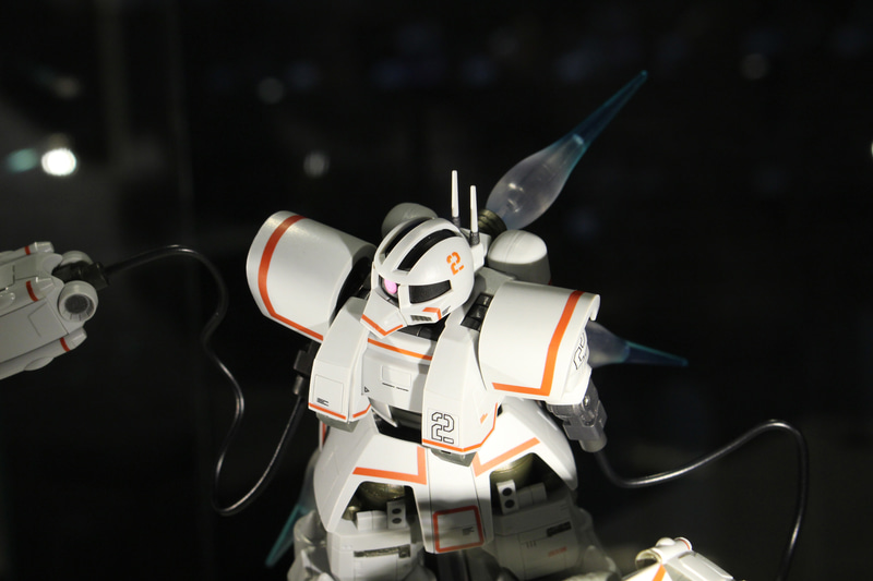 大小のバーニア用エフェクトパーツが付属。別売りのROBOT魂用のエフェクトも使用可能だ