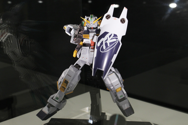 ガンダムの頭部に、ジム・クゥエルの胴体を備えた体躯。スタイリッシュで見栄えがいい