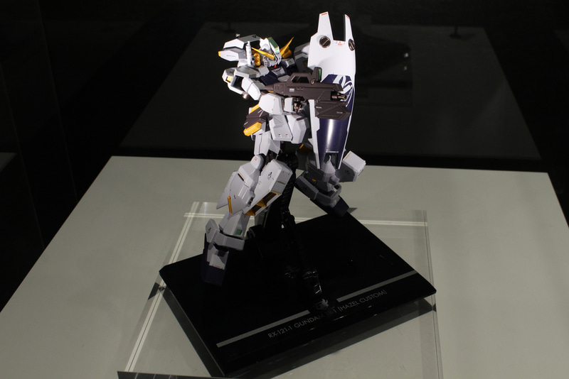 「TITANS TEST TEAM」やブラックオター小隊部隊章などがプリントされたディスプレイ台座が付属する