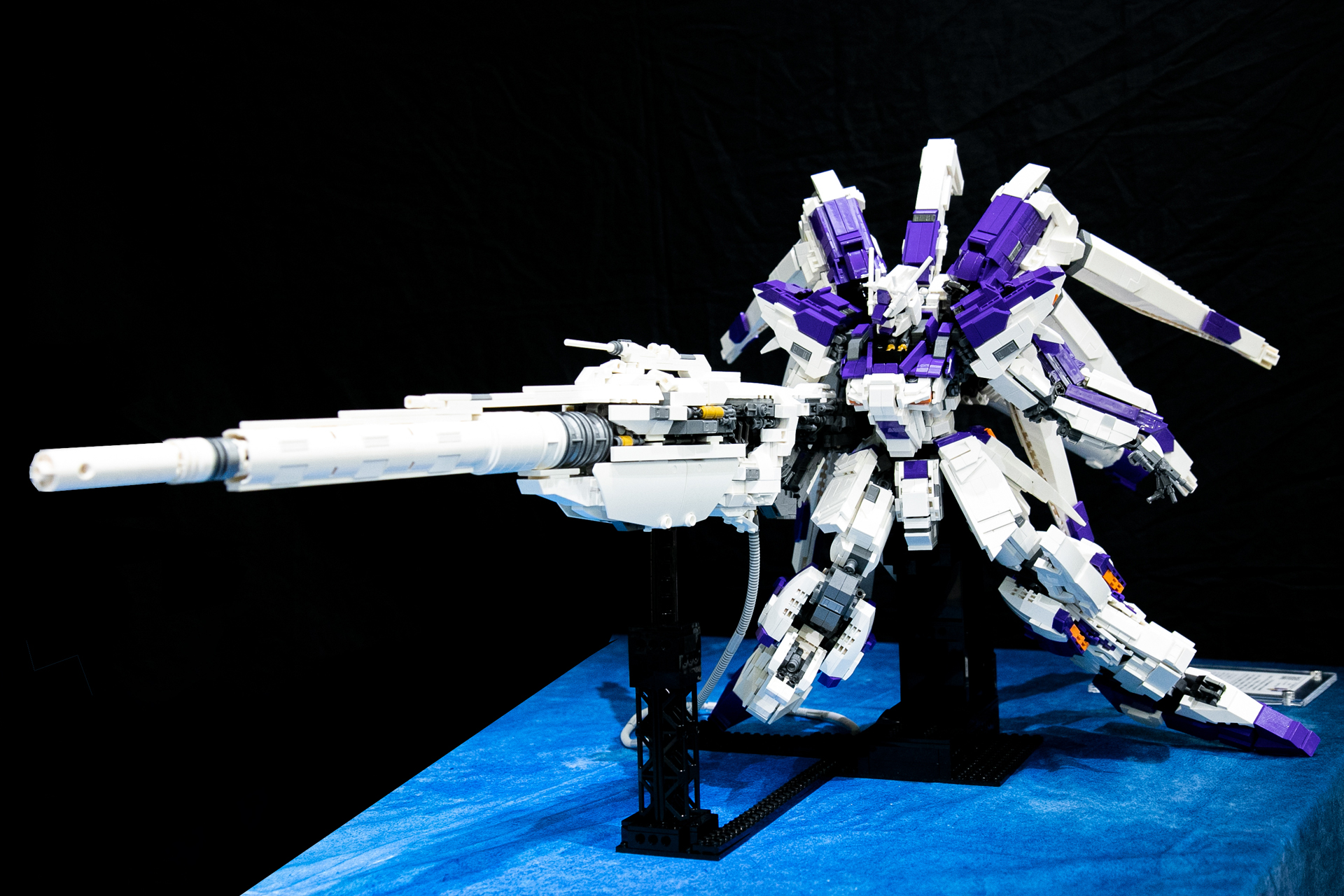 「1/48 Hi-νガンダム（YOGO作）」。ポージングを維持するためには、形状の再現だけでなく強度も考えた組み方必要