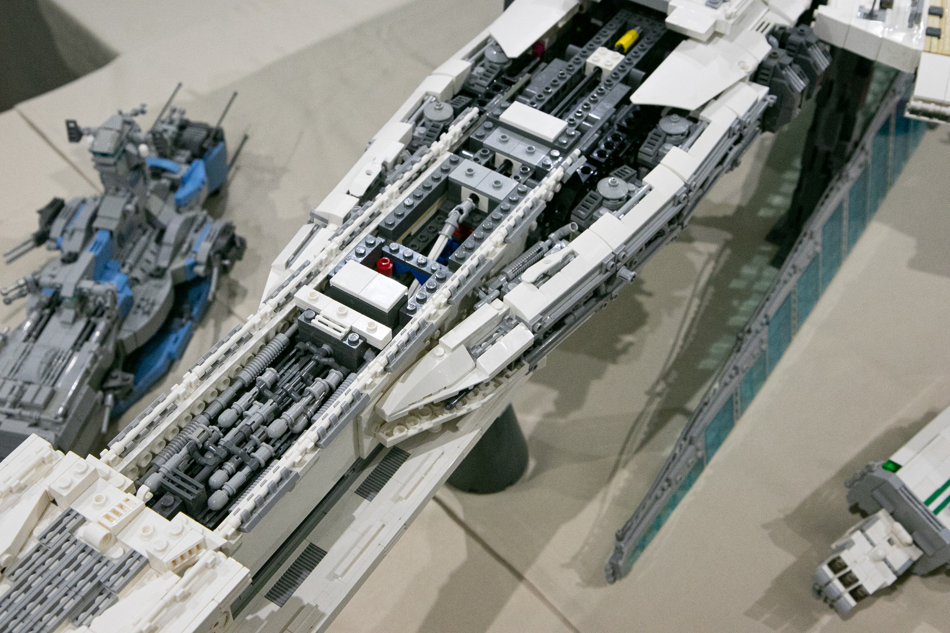 内部を見ると、形状を出すための組み方と強度を上げるための組み方が混在しているのがわかる