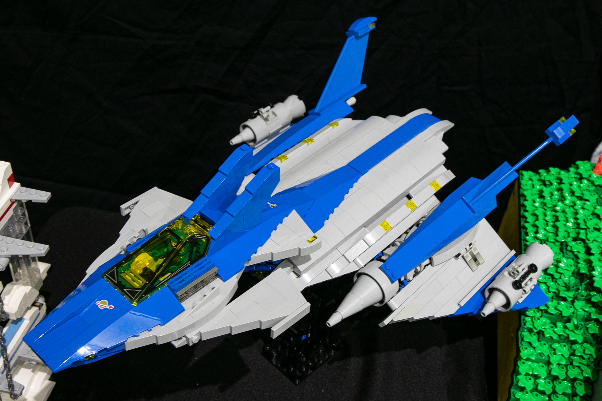 「ベニーの超高速星間クルーザー（キラッ☆）（SIGEZO作）」。大型の三角翼を備えた船体に、青と灰のコントラストが映える