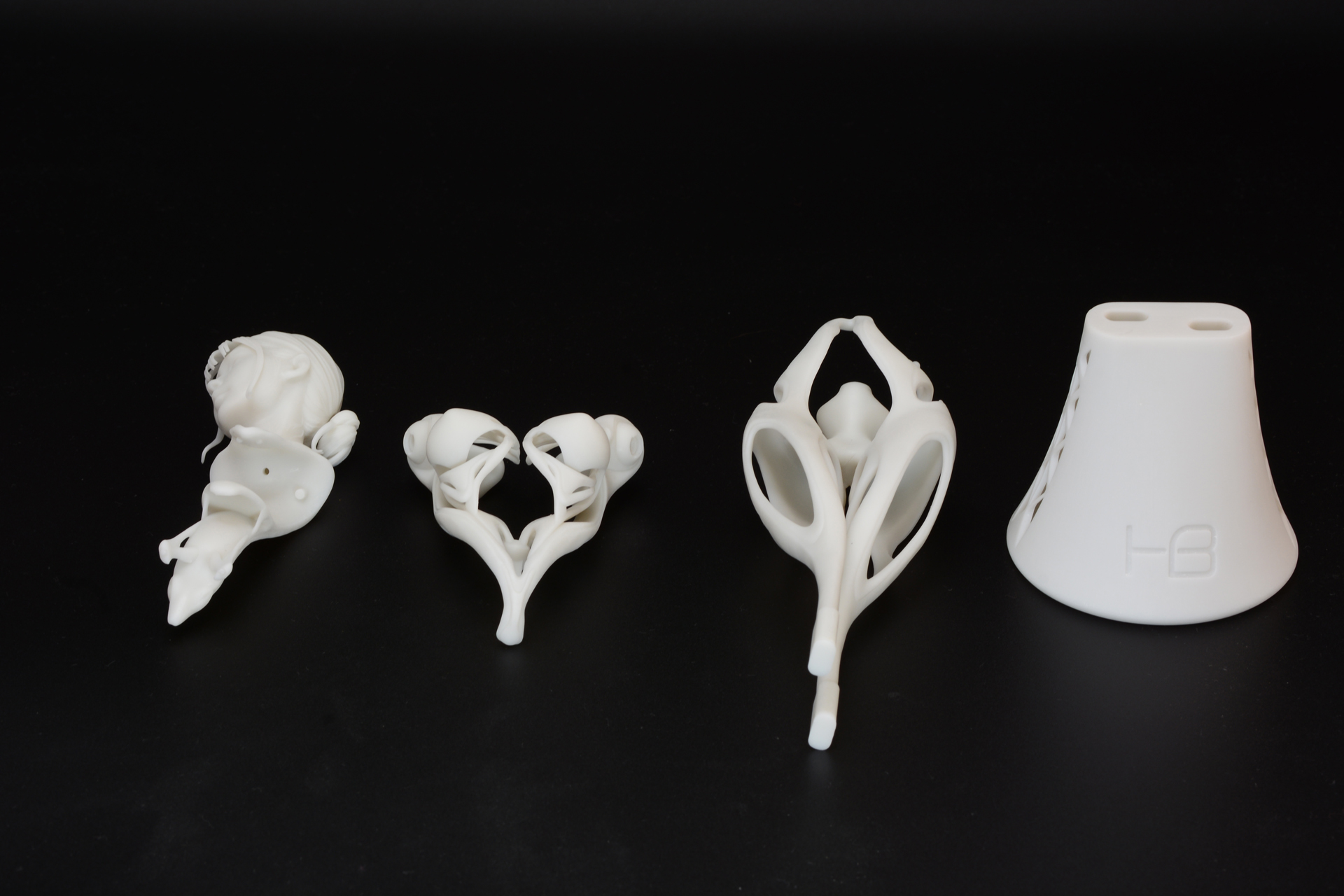 頭部、胸部、下半身、ベース、本当は前髪、後ろ髪も外れるはずだが、サンプルは組み立てた形で送られてきた上、外すと壊れそうなのであえて取り外さなかった