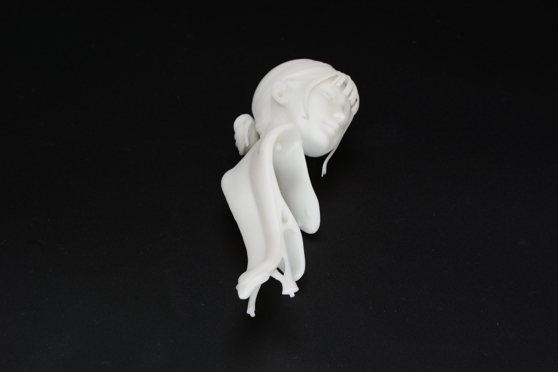 頭部は首部分や背中まで造形されている。彩色見本では背中は塗り分けられていたが、このパーツはあえて生身風に塗装するのも楽しそうだ