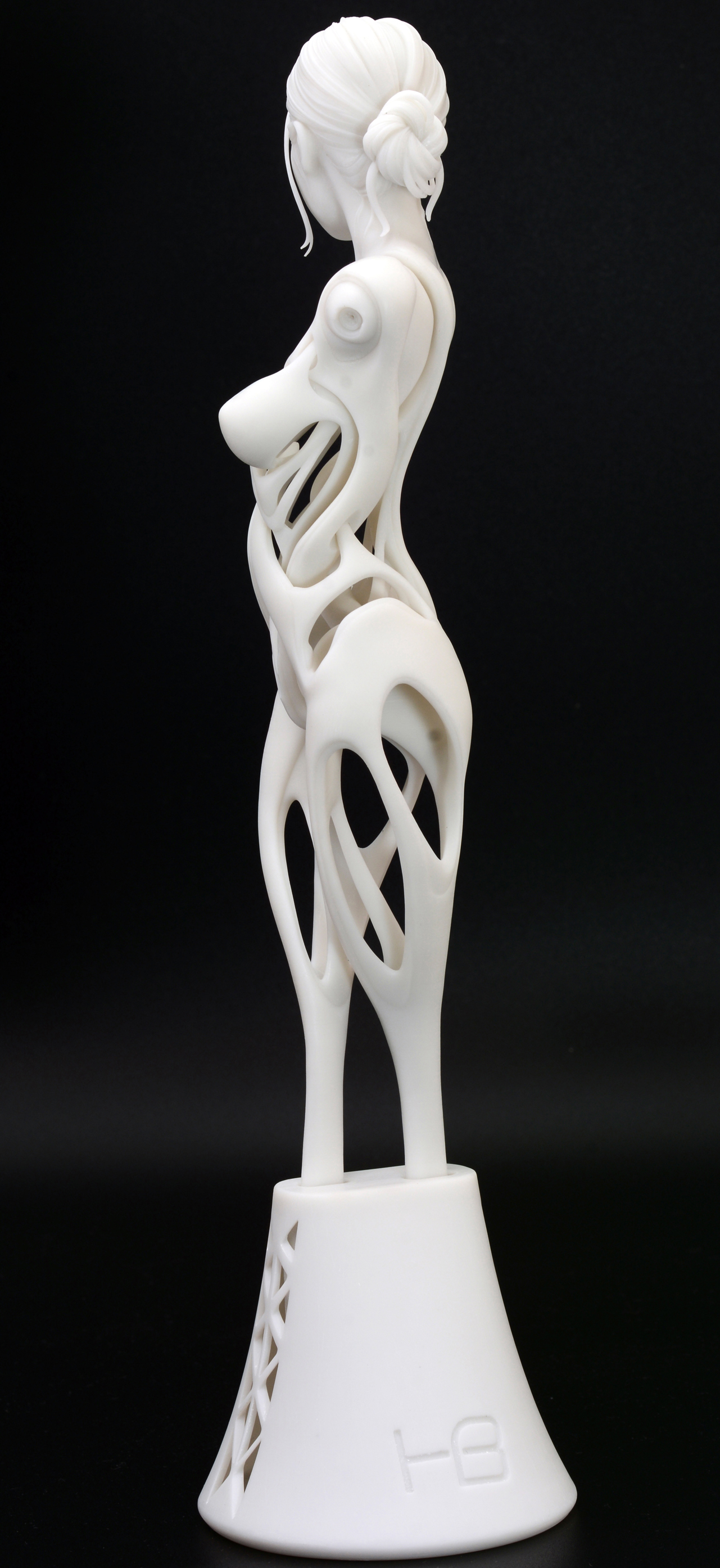 全身を角度を変えて。横を向いている頭部と、背中の生身を感じさせる部分が向きによる印象を大きく変える。次章からはディテールに踏み込んでいこう