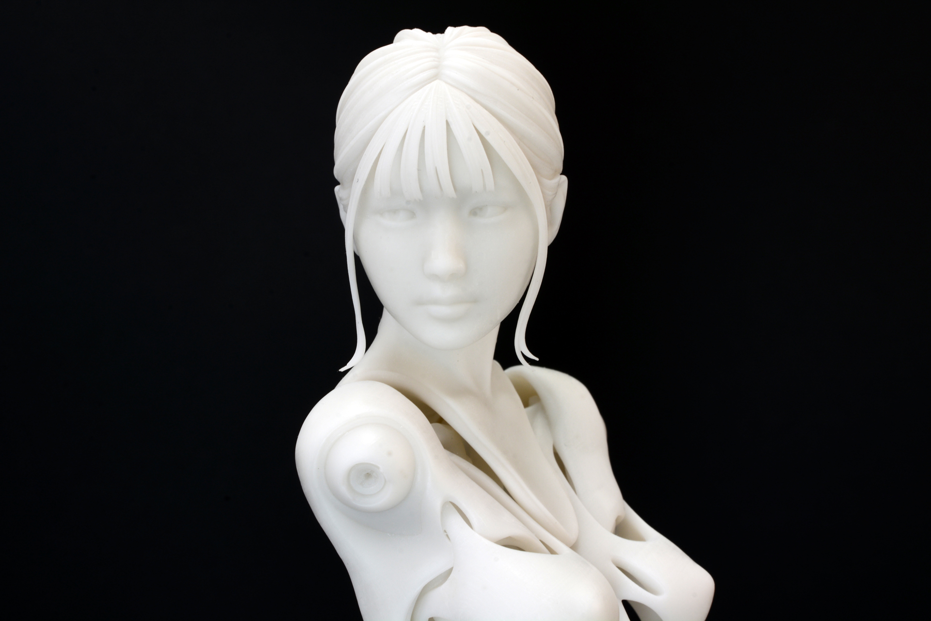 いわゆる"すっぴん"の状態なために素朴な印象もある表情。瞳もしっかりと造形されているため、無塗装でも見応えがある。特に髪の毛の細かい造形と表現が楽しい