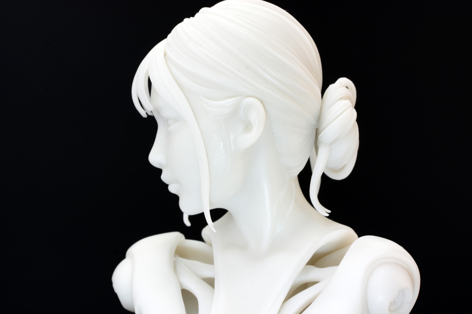 首の筋も表現され、リアルな感じがある。この首筋の表現はディテールをチェックしていて目が惹かれるポイントだろう。また、胸元の生身部分と、隙間の空いたロボット的な部品とのギャップが面白い