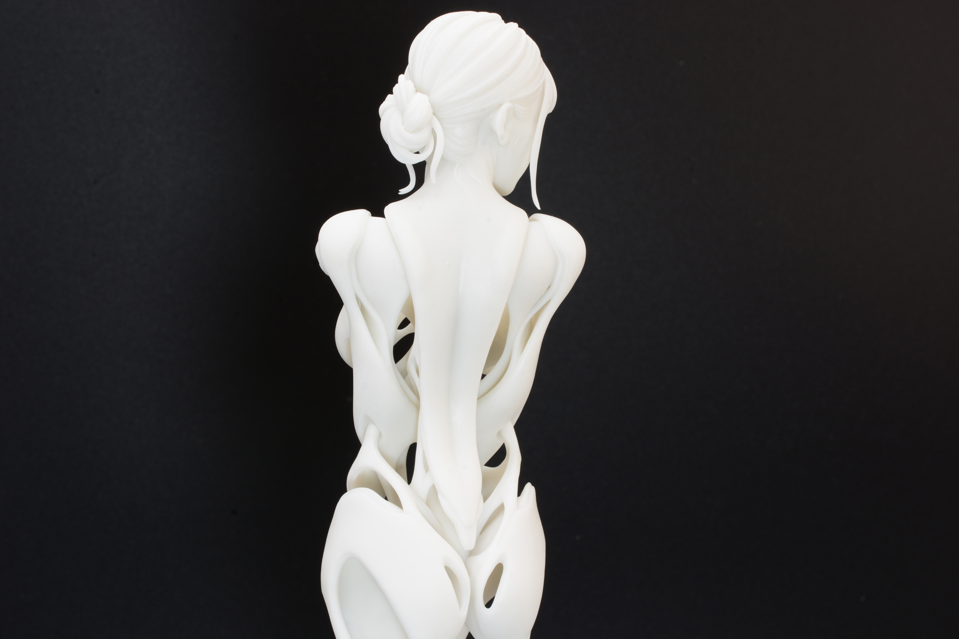 背中が開いた大胆な衣装のような「HB02」の背中。お尻周辺まで女性らしいなめらかなラインが描かれているのが楽しい。作例では背中はメカ的な塗り分けになっているが、この背中をどう処理するかもモデラーによって違うだろう