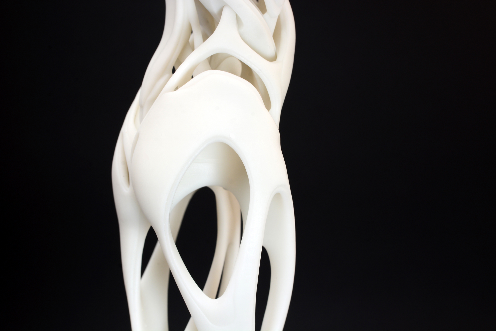 お尻から太ももは複雑な胴体の構造から一転、最小限のフレームのみで形成されている。この大胆な太ももの中空部分はアンドロイド設計者の想いを逆に強く主張しているように思う。「足は本体を支えるため高度に強いフレームを使って内部を空洞にして自重を軽くしよう」といった考えがあるかもしれない