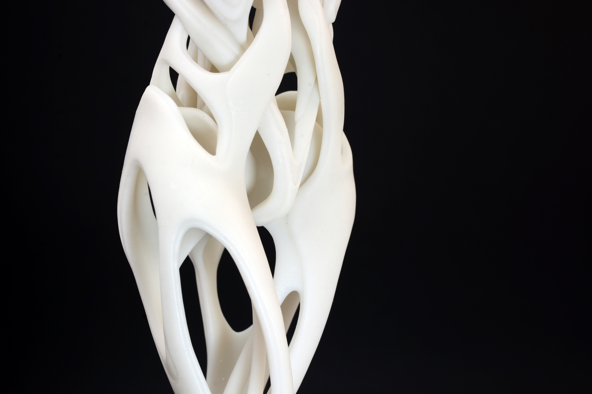 視点を変えることで、胴体と足部分の密度の違いが一層はっきりする。太ももが最小限の構成で、女性の体の美しいラインをきちんと形作ってる、そのデザインセンスは本当に感心させられる