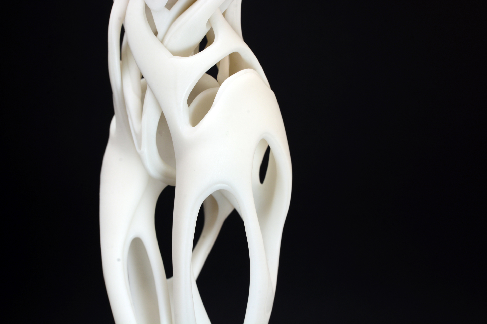 視点を変えることで、胴体と足部分の密度の違いが一層はっきりする。太ももが最小限の構成で、女性の体の美しいラインをきちんと形作ってる、そのデザインセンスは本当に感心させられる