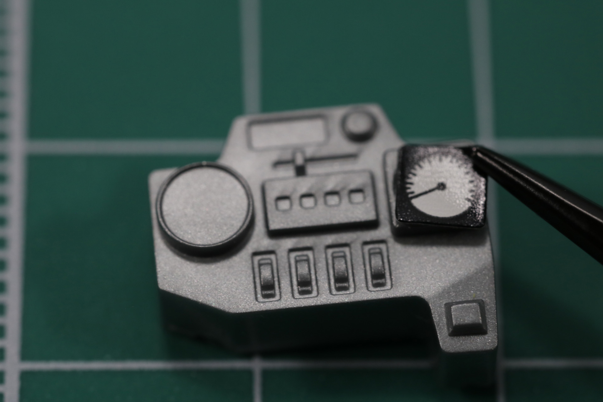 ボタンやメーターなどをシールドで再現