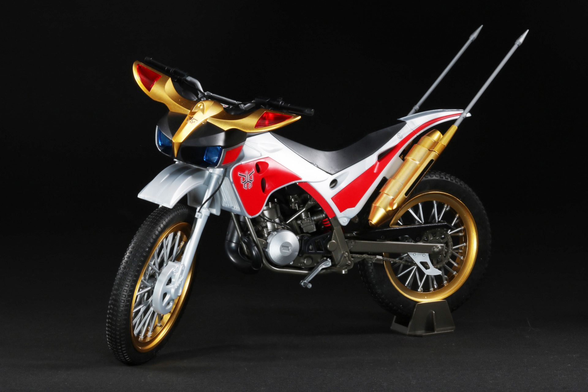 スタンドを立てなくても、付属のパーツで走行状態でディスプレイすることができる