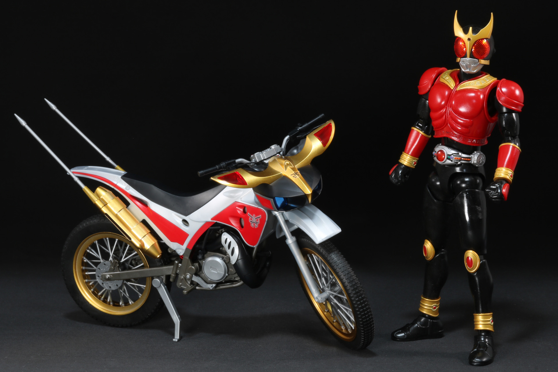 「Figure-rise Standard 仮面ライダークウガ マイティフォーム」と並べると、劇中に近いスケール感となっている
