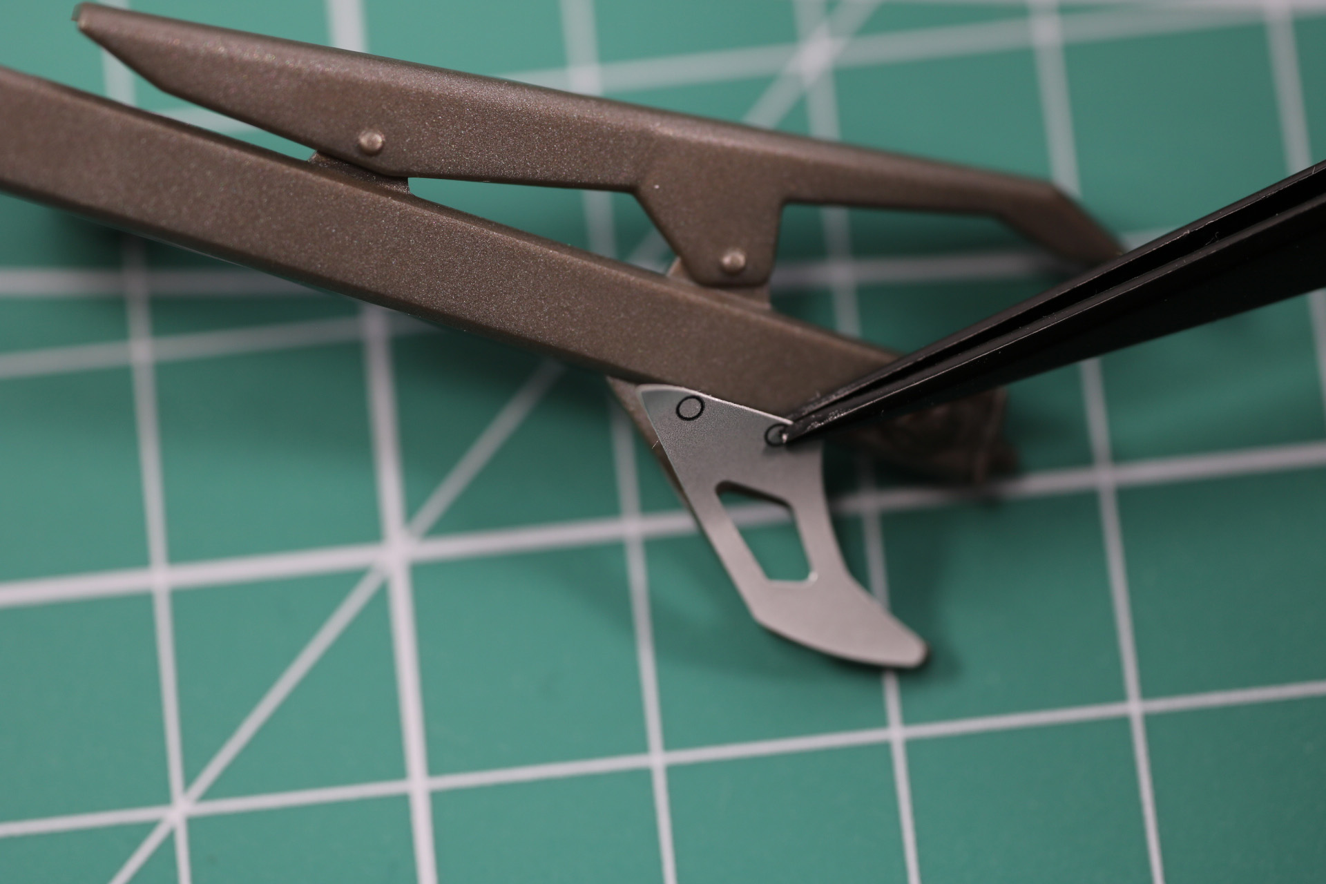 カバー部分の下にシールを張る