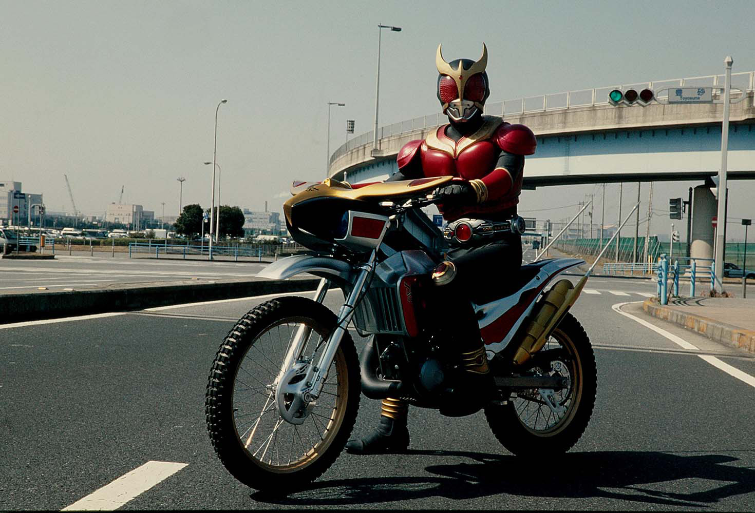 公式ホームページ「仮面ライダー図鑑」より「トライチェイサー2000」