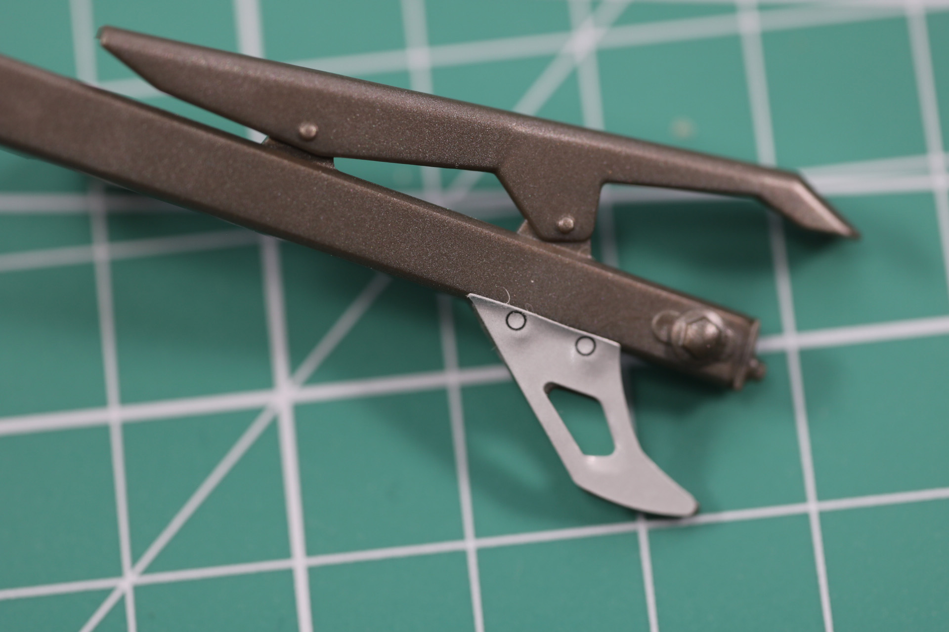 カバー部分の下にシールを張る