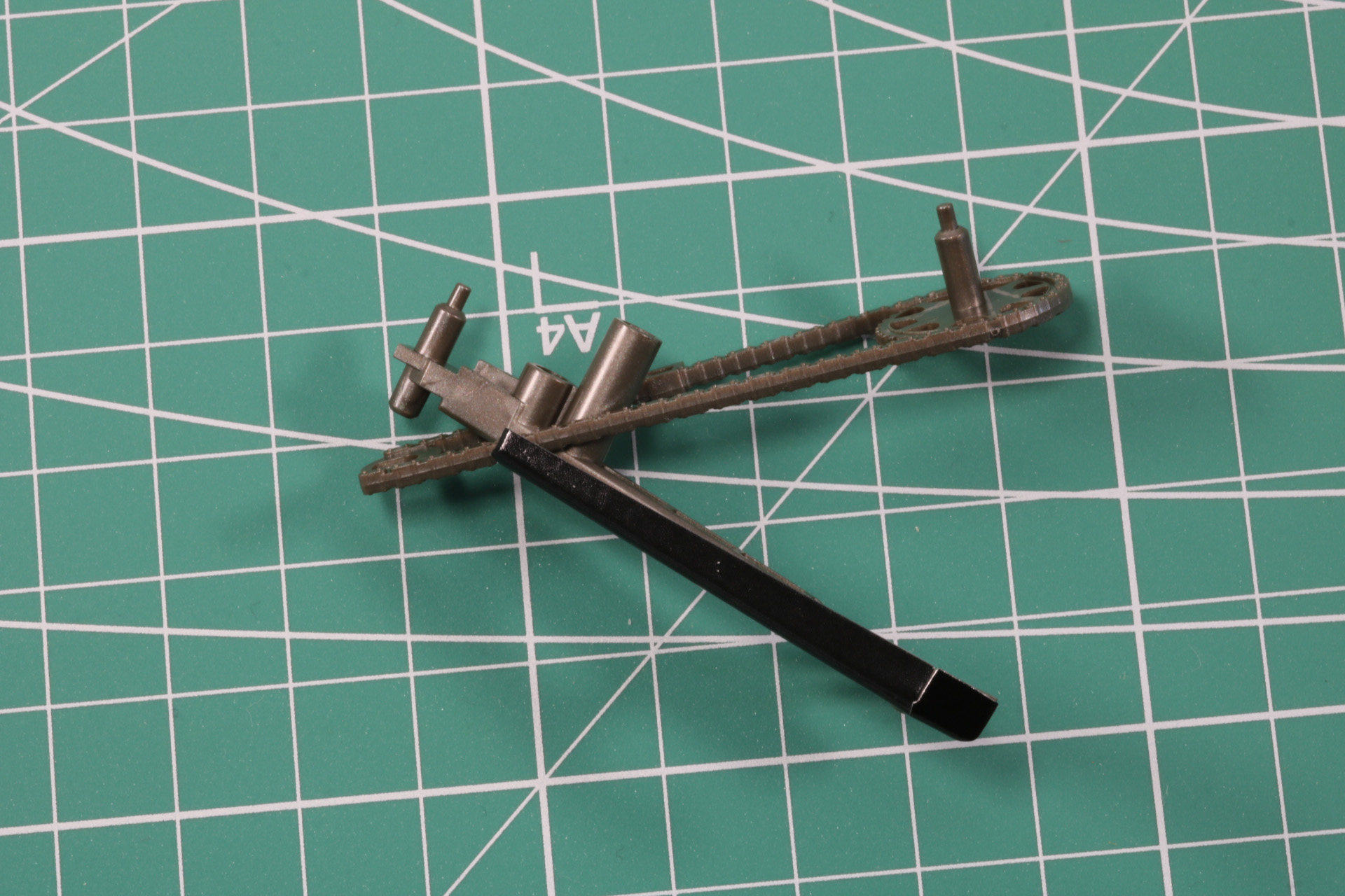 チェーン部分の隙間に差し込み、覆う形で取り付け