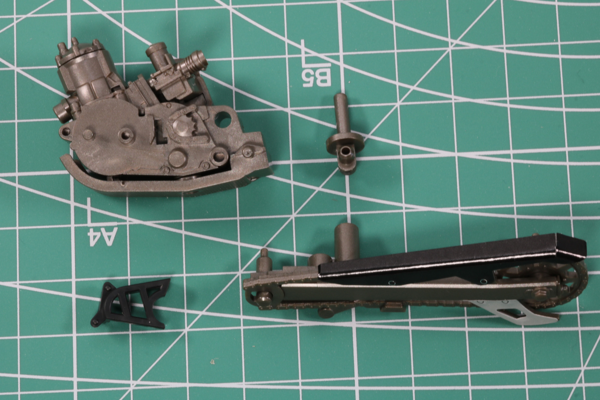 エンジン部位とスプリングの受け軸、黒成形色のパーツと合わせる