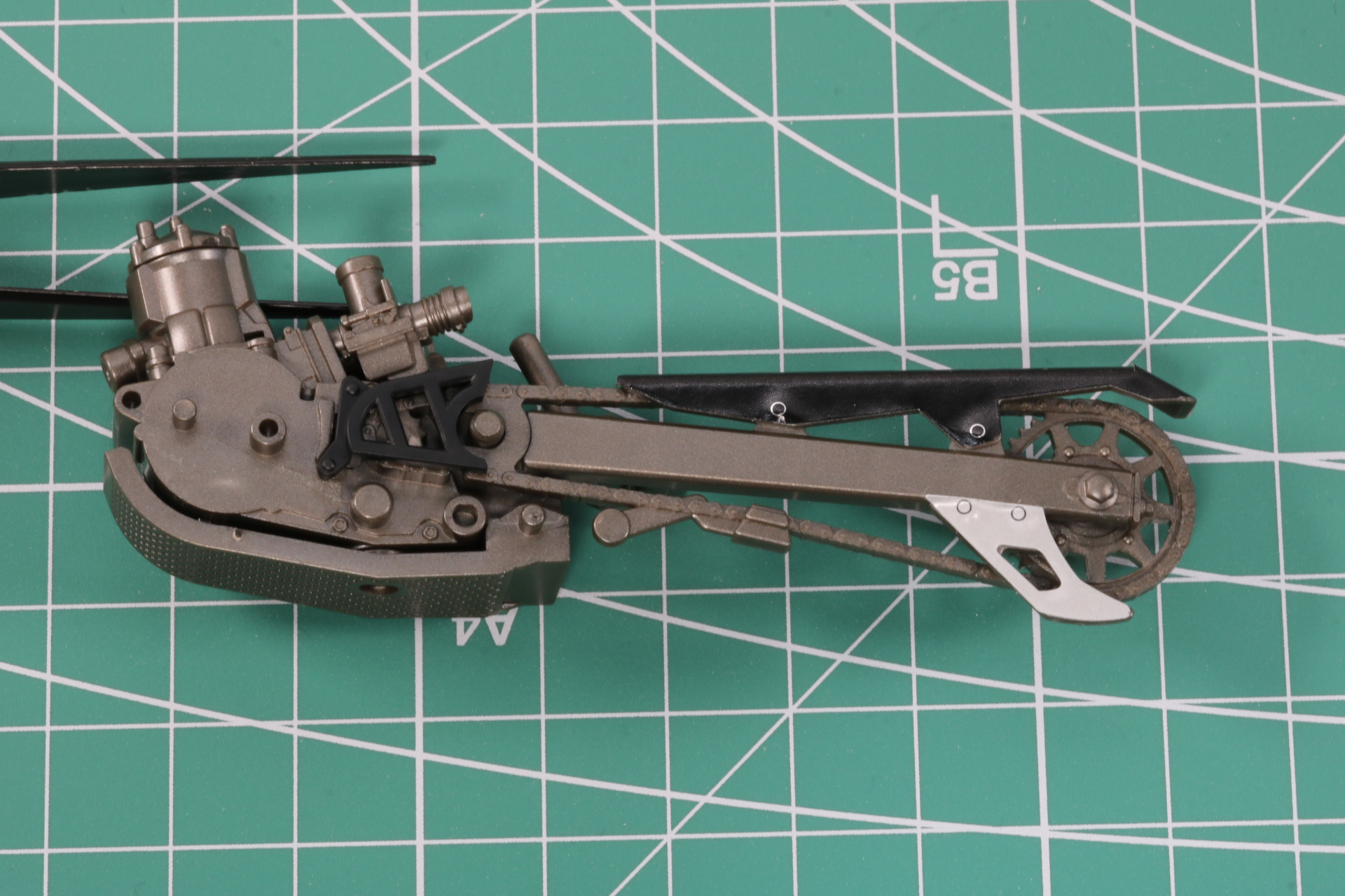 エンジン部位とスプリングの受け軸、黒成形色のパーツと合わせる