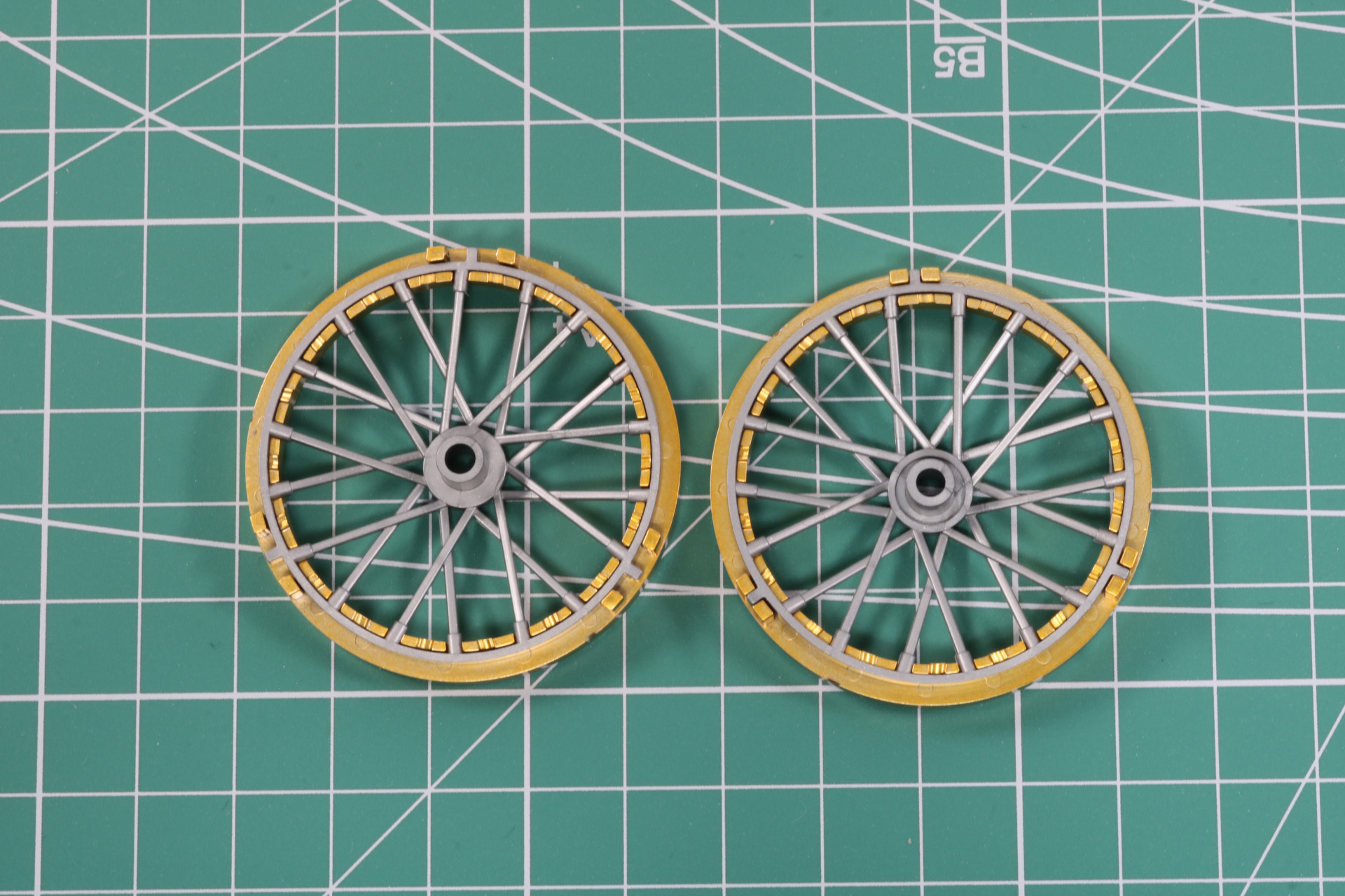 スポーク部分と内枠で2つパーツを作成する