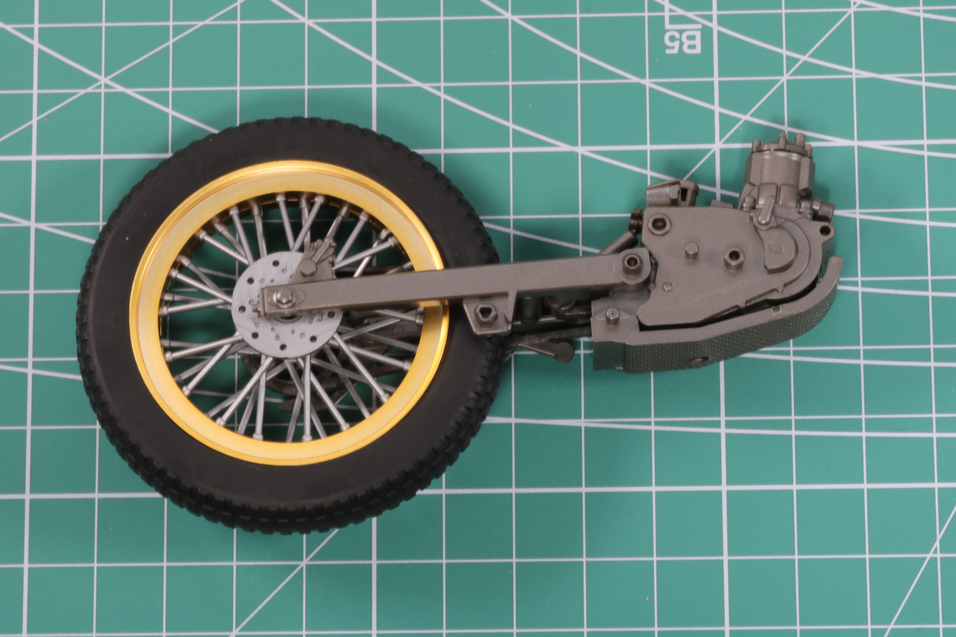 リアタイヤをスイングアームに合わせる