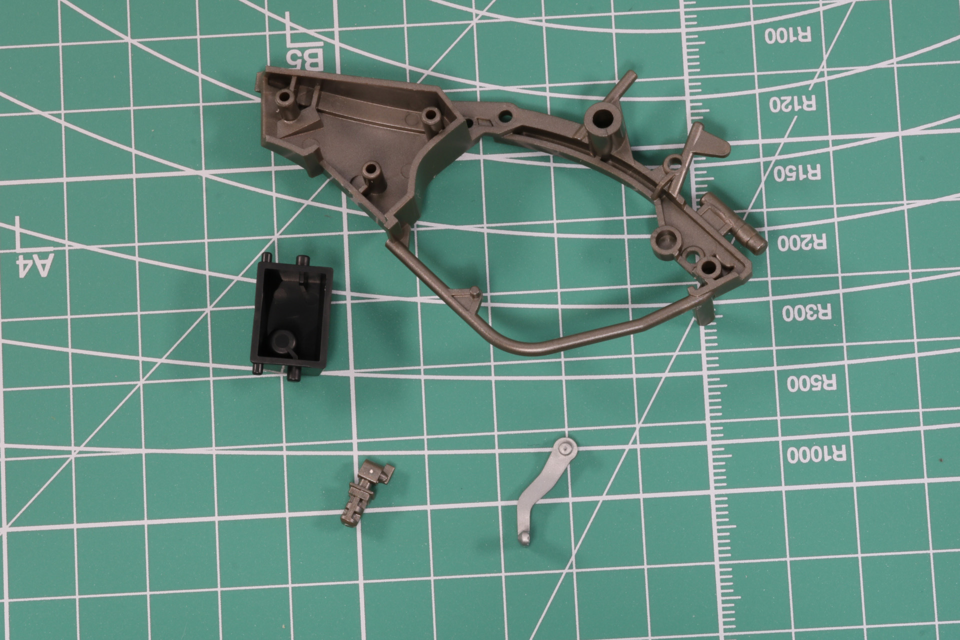 ステップなどの細かいパーツをはめ込んで下準備