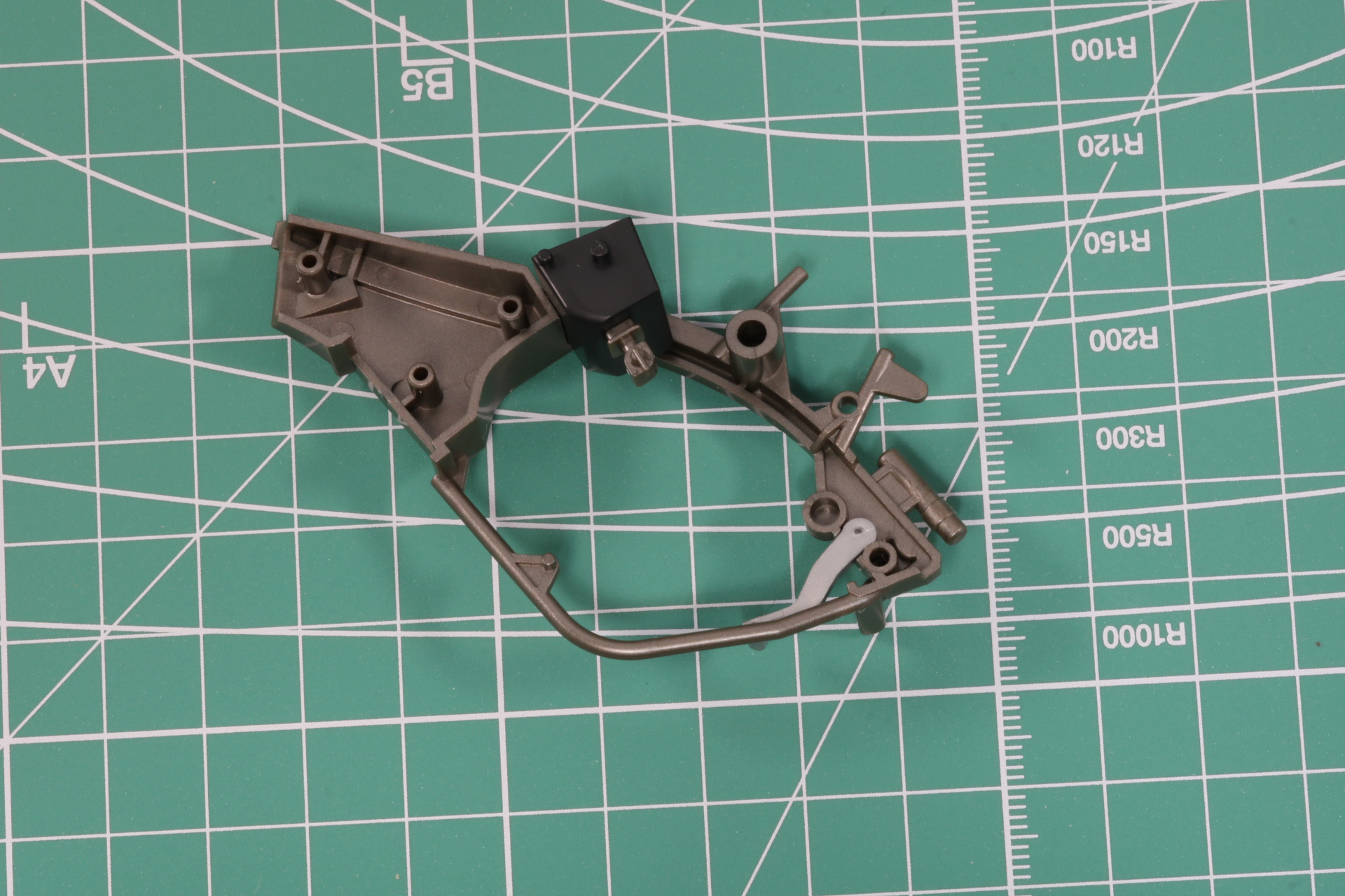 ステップなどの細かいパーツをはめ込んで下準備