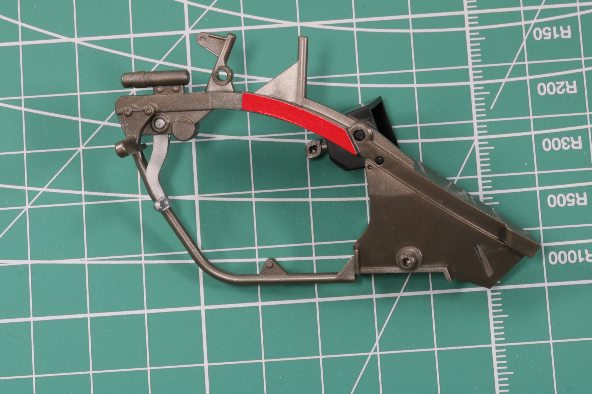 外側に赤いラインのシールを張る