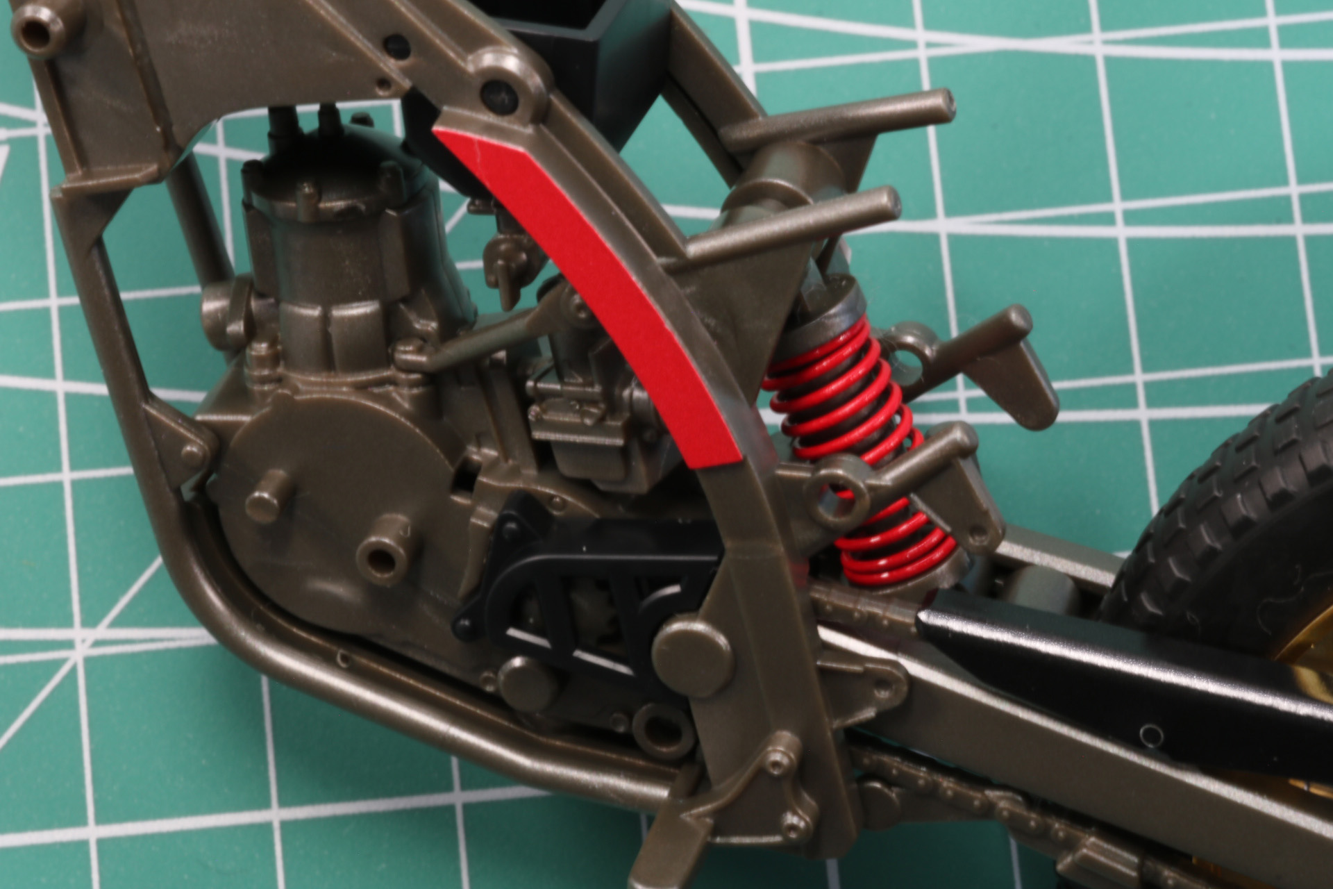 スプリング、フレームが入ることでさらに濃密な造形となる