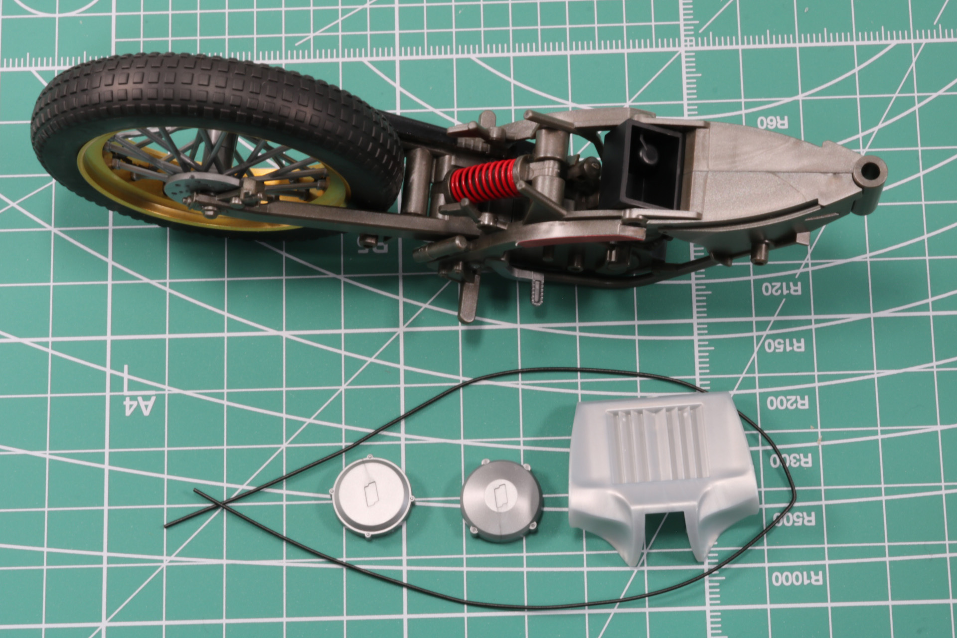 リード線とラジエーターなどを本体に合わせる