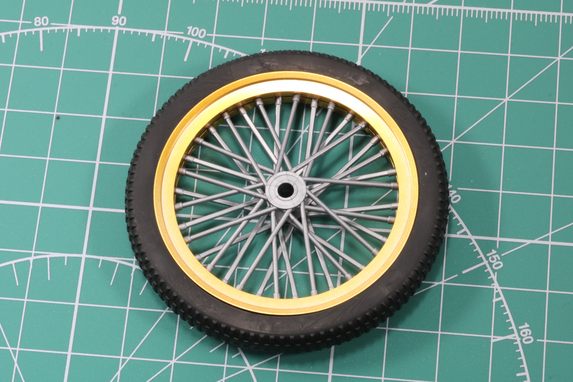 リアタイヤ同様に作成。基部が少し大きめ