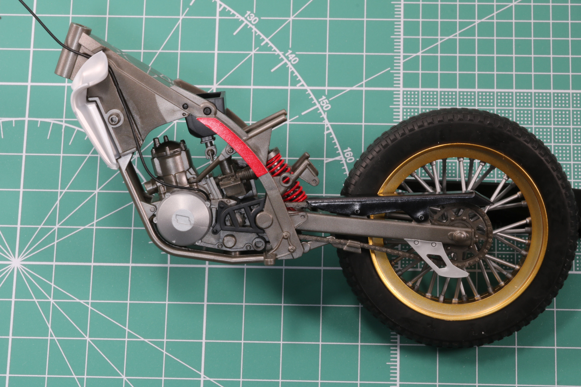 リード線はエンジン部位に差し込みフレーム側面の溝に合わせてラジエーターパーツで固定する