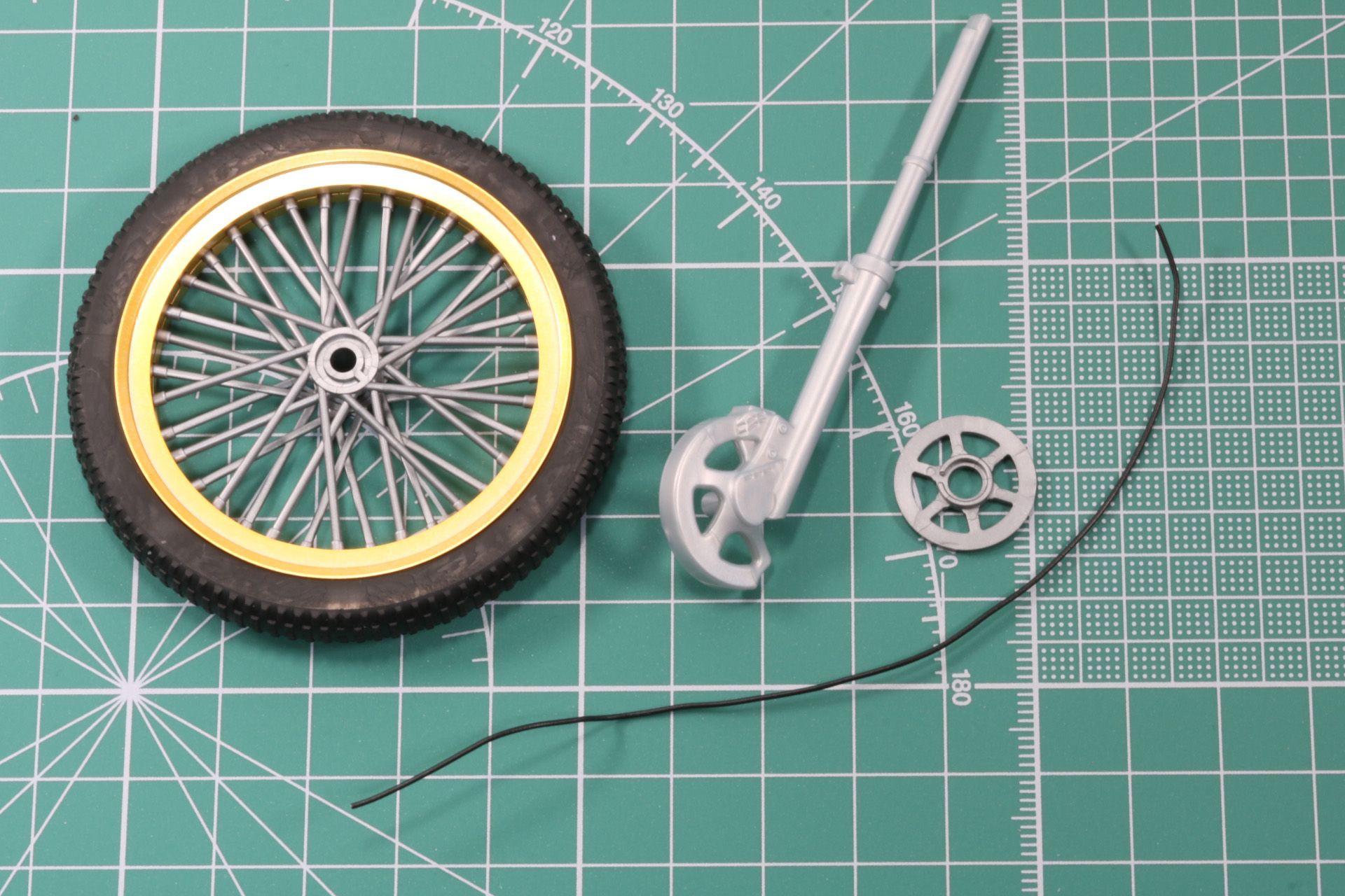 フロントフォークにリード線を巻き付けて固定。ハンドル側へ伸ばし、途中の出っ張りにリードをかませてヨレを防止